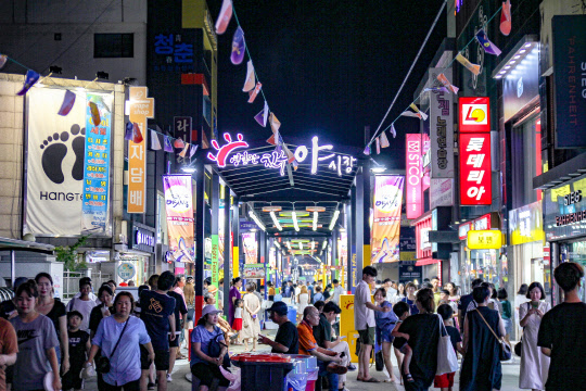 행정안전부의 전통시장 야시장 조성 및 활성화 사업으로 지난 7월 개장한 포항 영일만 친구 야시장에 시민들이 방문해 거리를 걷고 있다. 행정안전부는 지난 2013년부터 총 20개소 개장을 목표로 사업을 진행해 지난 9월 기준 17개 야시장이 개장을 완료하고 3개소 개장을 추진 중이다.  행정안전부 제공